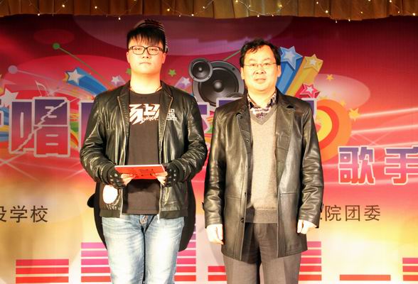 調(diào)整大小 張衛(wèi)東院長給獲得一等獎的選手頒獎.jpg