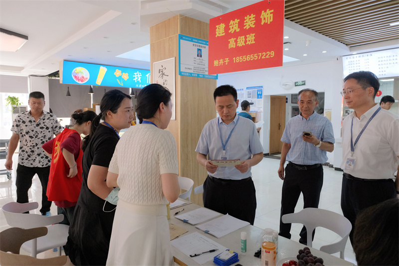 院領(lǐng)導(dǎo)深入兩湖校區(qū) (1).jpg 院領(lǐng)導(dǎo)深入兩湖校區(qū) (1).jpg